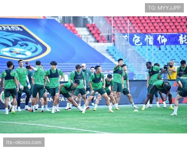 教练视角特写：暂停时，水星主帅范德维尔在白板上画出的关键战术